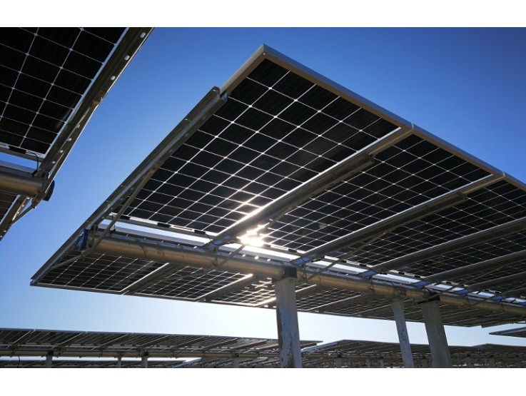 Чем интересны двухсторонние солнечные батареи для домашних и промышленных СЭС