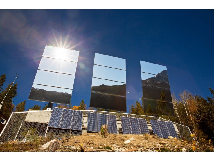 Солнечные батареи и зеркало: есть ли смысл?